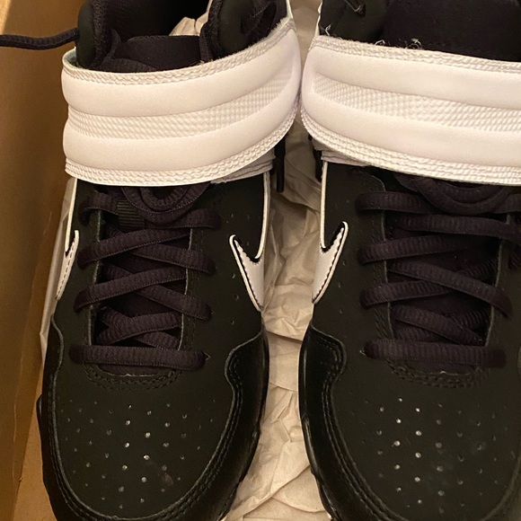 Nike Huarache Baseball Cleats. Brand New. Tried on but never worn. Size 5 youth. - Picture 3 of 3